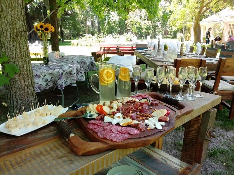 Tabla de fiambres y quesos servida en un jardín