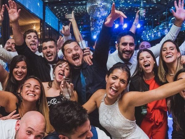 Novios e invitados celebrando en la pista de baile