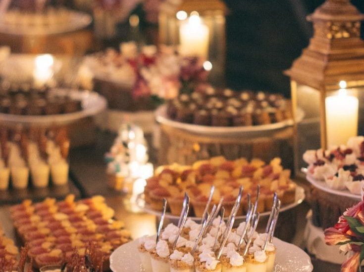 Mini postres en vasitos entre faroles y velas