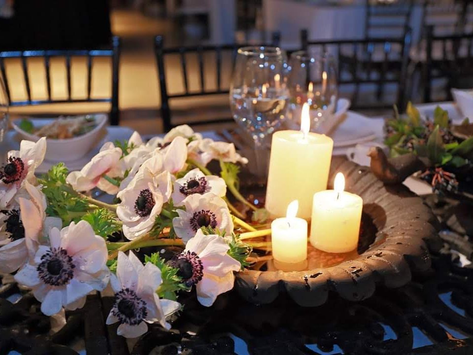 Centro de mesa con velas y anémonas blancas