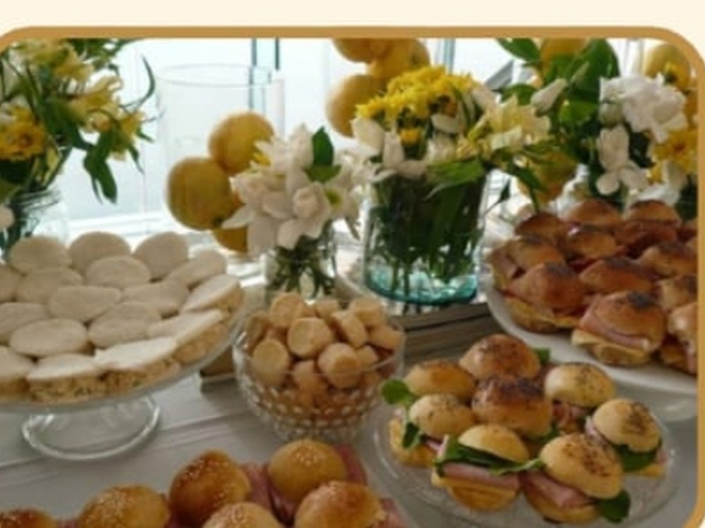 Mesa de dulces chilenos y bocados dulces con flores frescas